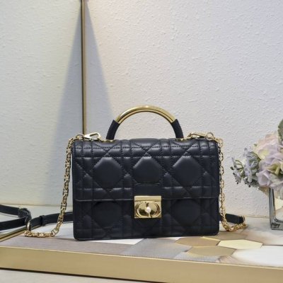 大号 Dior Ange 手袋奶黑色牛皮 超大藤格纹 以优雅时尚的美学风格开启 Dior 的全新系列 以超大藤格纹缉面线，硬挺的复古金色饰面金属顶部手柄镌刻以