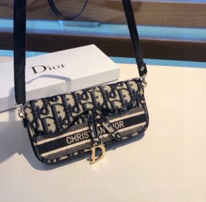 新品上架 Dior刺绣经典老花通用手机包 斜挎包包，内置卡片层 百搭时尚老花系列