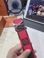 品名： Lv..路易..威登腰带皮带原单特 型号：挂扣，经典纯钢材质挂扣，头层牛皮，图片实物拍摄 材料：头层牛皮，挂扣系列，纯钢材质扣头，钯镀电