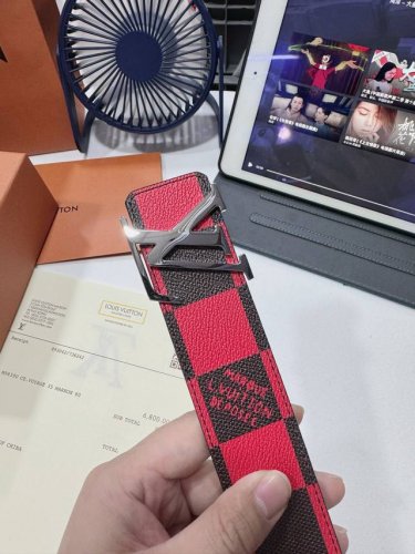 品名： Lv..路易..威登腰带皮带原单特 型号：挂扣，经典纯钢材质挂扣，头层牛皮，图片实物拍摄 材料：头层牛皮，挂扣系列，纯钢材质扣头，钯镀电