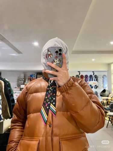 Lv官方新款丝巾村上隆 白三彩性价比最高单品丝巾 这次联名优雅端庄又活泼时尚