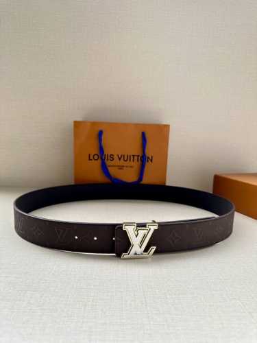 特 Lv 牛皮压花pont Neuf皮带4.0宽 这款taurillon 腰带采用lv Logo压花设计，进口牛皮面料手感柔软细腻，适合各种风格类型使用，经典设