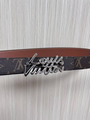 当季新款，腰带取材雍容牛皮革和 Monogram 帆布，便于随心切换两 式风尚。路易威登手写体标识化身为宽幅金属搭扣，于中央点亮视线 焦点，可为休闲和正式造型注