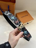特 4.0宽 Lv Shape 双面腰带为 Lv Shape 搭扣赋予摩登雾面观感，无论搭配异彩纷呈的 Lv Graffiti 帆布或沉稳牛皮革，均可表明个性态