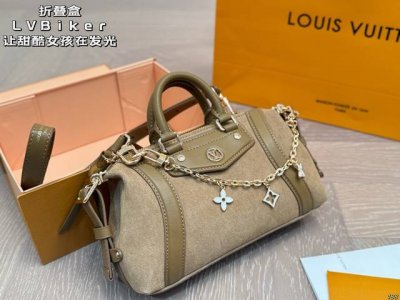 折叠盒 Lv Biker 让甜酷女孩在发光 这只机车包酷帅又不失精致 和皮夹克实在是太搭了，出街去感受阳光，风里有自由的味道 尺寸22 12