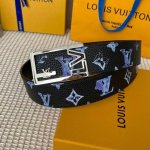 寬40Mm 同步新款！Lv Shape雙面腰帶以全新togo荔枝紋小牛皮 壓花絲印而成的藍色大logo圖案 搭配亮光lv Shape搭扣 外形時尚.正裝和便裝皆