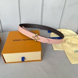 Lv 驢牌專櫃同步 全新原單女士腰帶系列 寬度30毫米 M0067 優雅的帆布設計搭配進口荔枝紋牛皮 可雙面佩戴 醒目的金銀色處飾有字母logo與花卉圓釘 別有