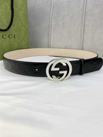 宽度4.0 Gucci互扣式双g带钢扣腰带，采用光滑原版小牛皮热压印技术的gucci Signature皮革精制而成，触感厚实，印花图案清晰分明。 - 点击图像关闭