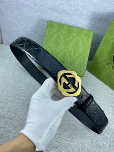 宽度4.0Cm Gucci 互扣式双g带扣腰带，采用热压印技术的gucci Signature蓝色皮革精制而成，触感厚实，印花图案清晰分明。