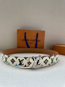 特P180 4.0宽 Monogram Craggy 双面腰带出自路易威登与 Tyler 的合作系列，令帆布一面铺陈谐趣 Monogram Craggy 图案，