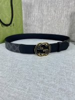 宽度4.0Cm Gucci 这款腰带在春夏系列中惊艳亮相，采用以标志性米色 乌木色组合呈现的品牌双G精品钢扣字母交织图案，与黑色皮革材质相得益彰。双G搭扣采用做