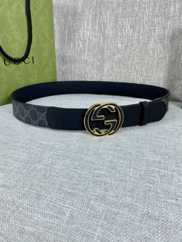 宽度4.0Cm Gucci 这款腰带在春夏系列中惊艳亮相，采用以标志性米色 乌木色组合呈现的品牌双G精品钢扣字母交织图案，与黑色皮革材质相得益彰。双G搭扣采用做