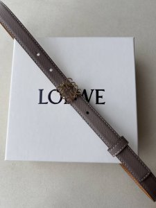 品牌:博柏利 价格 尺寸:带宽20Mm 正品尺寸 五金材质:专柜精品扣 真空电镀 工艺精细 带身材质:天然头层牛皮 质感十足 手感柔软 时尚个性 经典百搭 可自