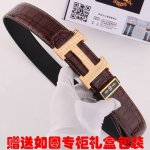 皮带：爱马仕.Her...mes原单 腰带：百分百头层牛皮，保证真皮，鳄鱼皮纹路24k纯钢扣双面可用专柜同等质量， 送人自用首选 包装： 请认准如图专柜包装，赠