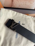 特 想要品牌高识别度中的低调内涵款，这款必须首选。给人一种沉稳的感觉，气质由内而外。精选意大利进口上乘皮料五金工艺精湛，万物皆可搭，四季皆可配。40Mm