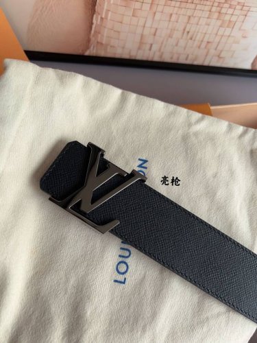 特 想要品牌高识别度中的低调内涵款，这款必须首选。给人一种沉稳的感觉，气质由内而外。精选意大利进口上乘皮料五金工艺精湛，万物皆可搭，四季皆可配。40Mm
