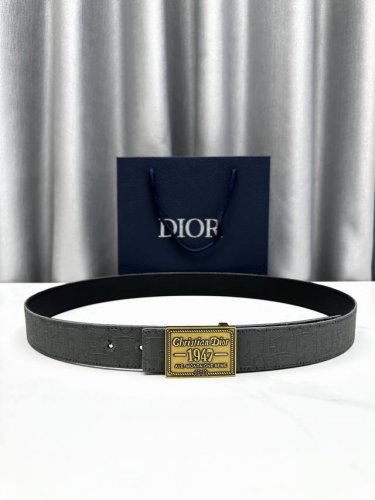 宽度3.5Cm Dior 这款 35 毫米双面腰带结合典雅气质与摩登风范。双面设计，一面采用深灰色 Oblique 印花面料，另一面采用同色调粒面牛皮革。可搭配