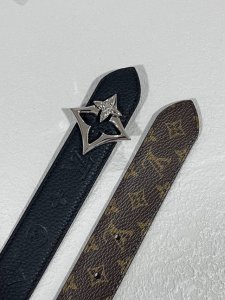 特 双面腰带选用 Monogram 帆布和 Monogram 压纹皮革演绎两式风尚，以宛若珠宝的柔美搭扣致意 Monogram 花卉，可为各式造型注入典雅风采。