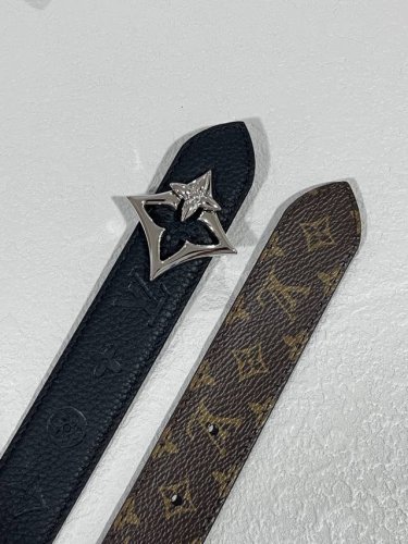 特 双面腰带选用 Monogram 帆布和 Monogram 压纹皮革演绎两式风尚，以宛若珠宝的柔美搭扣致意 Monogram 花卉，可为各式造型注入典雅风采。