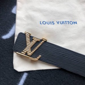 皮带：Lv..路易..威登顶级复刻. 腰带：原单品质百分百头层牛皮，保证真皮。真空电镀.永不掉色.24K纯钢扣头层牛皮，水波纹系列，永恒经典款专柜同等质量， 送