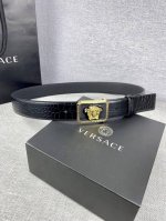 宽度3.8Cm 范思哲 意大利设计师Gianniversace于1978年推出了他的同名系列，将一种自信和强有力的时尚态度注入到他的地中海风格男装设计之中。如今