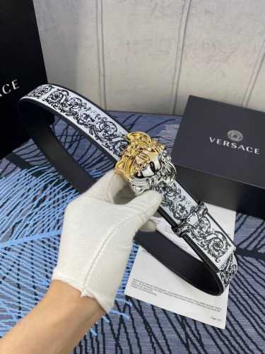 宽度4.0Cm Versace 范思哲 此款经典腰带由柔软的小牛皮制成，配有3D方形美杜莎头像腰带扣。 一面为单色，一面饰有品牌标志性barocco印花。