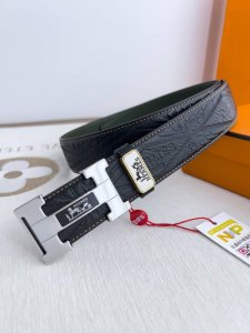品名： 爱玛仕.Hermes腰带 皮带 原单 型号：挂扣，经典纯钢材质扣头，双面头层牛皮，图片实物拍摄 材料：双面头层牛皮，挂扣系列，纯钢材质扣头，钯镀电镀工艺