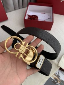 品名：菲拉格慕.Ferrgamo原单 型号：挂扣，原版经典新款挂扣，实物拍摄，头层牛皮 材料：百分百头层牛皮，保证真皮。双面可用专柜同等质量，原版经典双面手掌纹