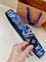 特 Lv Initials Mng Bandana 双面腰带瞩目焕新经典设计，一面展现 秋冬系列的 Monogram Bandana 帆布，另一面采用素净牛皮革