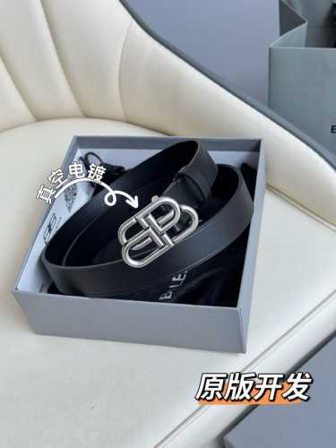 巴黎世家 Balenciaga 宽度2.5Cm 是法国的奢侈品牌，作为时尚界最具影响力品牌之一的地位。设计师源于：都市时尚潮流独特的设计风格，采用进口小牛皮制作