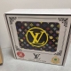 品名：Lv..路易..威登 材质：原单牛皮腰带 百分百头层牛皮腰带保证真皮，24K纯钢扣，专柜原单品质、做工精细，时尚大牌，送人自用首选 包装： 请认准如图专柜