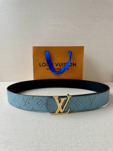 特 4.0宽 Lv Dimension Monogram HéRitage 双面腰带拼接素净皮革和 Monogram 涂层帆布，呈现经典设计的崭新演绎。品牌元素