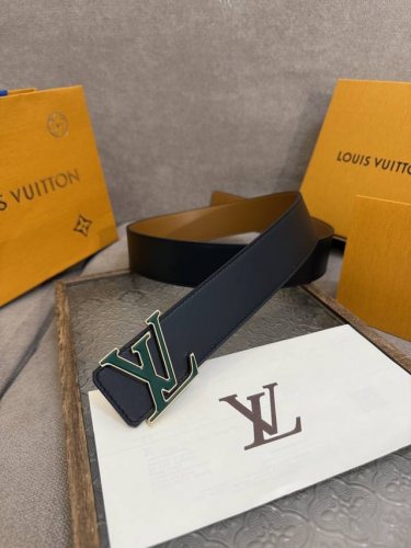 -Lv Optic 40 毫米双面腰带取材丝滑牛皮革，中央 Lv Initiales 搭扣在浓郁色调中亦可呈现鲜明轮廓，为整体造型注入当代个性。
