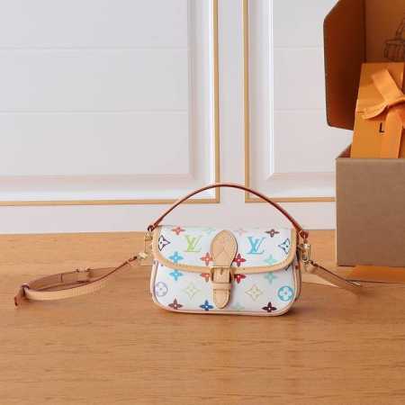 X Tm Nano Diane 手袋 M14194白彩 本款 Nano Diane 手袋出自路易威登 X 村上隆合作系列 以缤纷 Monogram 图案释放盎然 - 点击图像关闭