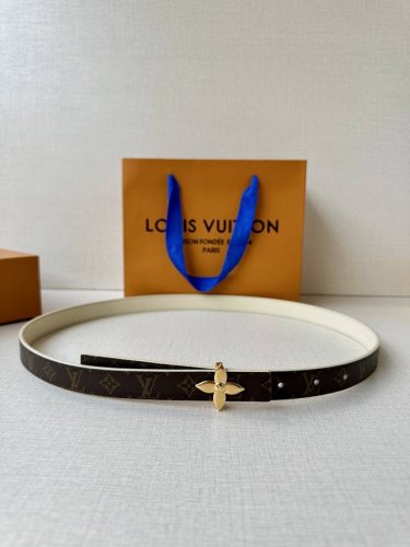 2.0宽 本款 Lv Iconic 双面腰带以纤细剪裁迎接新季，搭配标志性 Iconic 搭扣，无论展现 Monogram Reverse 帆布或素雅牛皮革，均