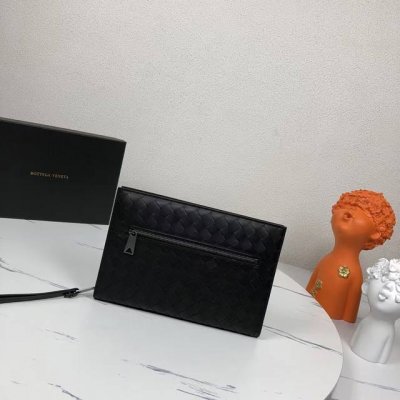 配盒子 新款编织手 手包采用Bv 经典编织网格 中网格的大小恰到好处 设计简单 简约高级感 材质由柔软牛皮制成 拉链开合 内里带有卡槽 使用性极强 出门一只手包