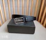 Prada 普拉达 专柜最新款 这款简约而精致的腰带取材标志性的Saffiano皮革打造 配以雕刻式徽标金属搭扣 宽3.0