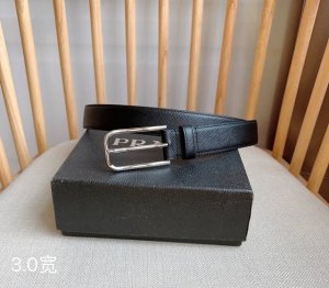 Prada 普拉达 专柜最新款 这款简约而精致的腰带取材标志性的Saffiano皮革打造 配以雕刻式徽标金属搭扣 宽3.0