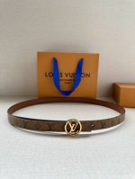 女款 2.0宽 本款 Lv Iconic 双面腰带新款 搭配标志性 Iconic 搭扣，无论展现 Monogram Reverse 帆布或素雅牛皮革，均可为挚爱