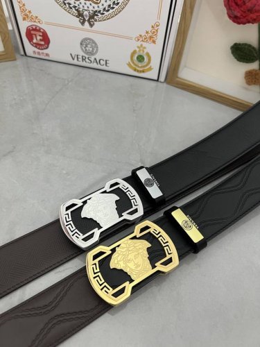 品名：Versace.范思哲 材质：原单牛皮腰带 百分百头层牛皮腰带保证真皮，24K纯钢扣，专柜原单品质、做工精细，时尚大牌，送人自用首选 包装： 请认准如图专