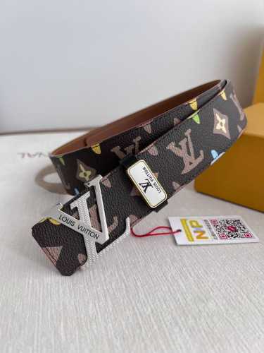 品名： Lv..路易..威登腰带皮带原单 型号：挂扣，经典纯钢材质面字母挂扣，头层牛皮，图片实物拍摄 材料：头层牛皮，挂扣系列，纯钢材质扣头，钯镀电镀工艺永不掉