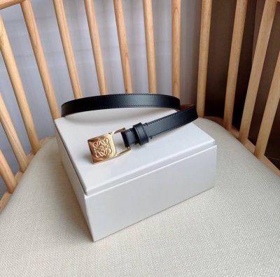 特 Loewe 罗意威 专柜最新同款腰带 选用光滑牛皮革窄款腰带 配有anagram挂锁针扣 卓越的工艺 个性的造型 精美的材质 宽:2.0Cm
