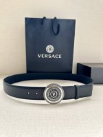 宽度3.8cm VERSACE JEANS COUTURE 牛皮革V-EMBLEM板扣式皮带、饰有La Greca彰显个性设计。该铆钉腰带饰有La Greca五