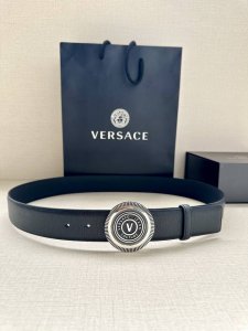 宽度3.8cm VERSACE JEANS COUTURE 牛皮革V-EMBLEM板扣式皮带、饰有La Greca彰显个性设计。该铆钉腰带饰有La Greca五