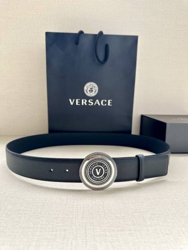 宽度3.8cm VERSACE JEANS COUTURE 牛皮革V-EMBLEM板扣式皮带、饰有La Greca彰显个性设计。该铆钉腰带饰有La Greca五