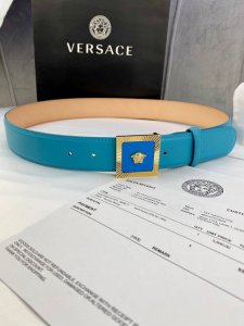 宽度4.0Cm Versaec 饭范思哲 此款时尚平纹腰带由柔软的小牛皮革制成，饰有立体美杜莎搭扣。