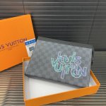 Louisvuitton 路易威登 Lv Pochette Voyage 手袋男士手拿包 洗漱包 实物拍摄 原厂原版面料 配送 礼盒 27 X 21 Cm。