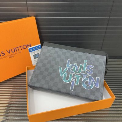 Louisvuitton 路易威登 Lv Pochette Voyage 手袋男士手拿包 洗漱包 实物拍摄 原厂原版面料 配送 礼盒 27 X 21 Cm。