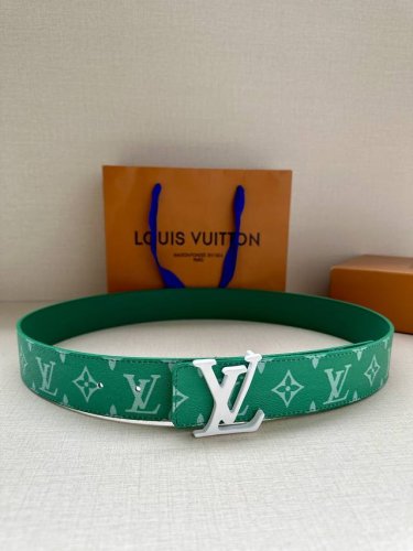 特 Lv Initiales 4.0宽双面腰带是 年春夏男装系列的配饰。Taga 皮革触感柔软，与另一面的Monogram 帆布碰撞色彩。同色 Lv 字母以抛光