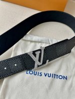 特 这条Lv花4.0宽可逆腰带以现代的方式重温了房子的历史元素 帆布侧饰有格子图案H Ritage Graphique 带有签名 L.Vuitton商标 而皮革